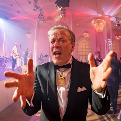 Ein ausgelassen feiernder Präsident des Festkomitees Kölner Karneval, Christoph Kuckelkorn, streckt beide Hände in Richtung der Kamera.