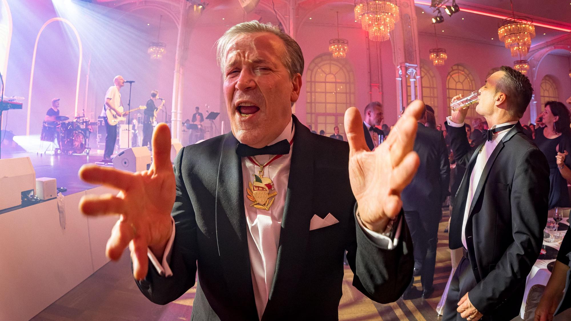Ein ausgelassen feiernder Präsident des Festkomitees Kölner Karneval, Christoph Kuckelkorn, streckt beide Hände in Richtung der Kamera.