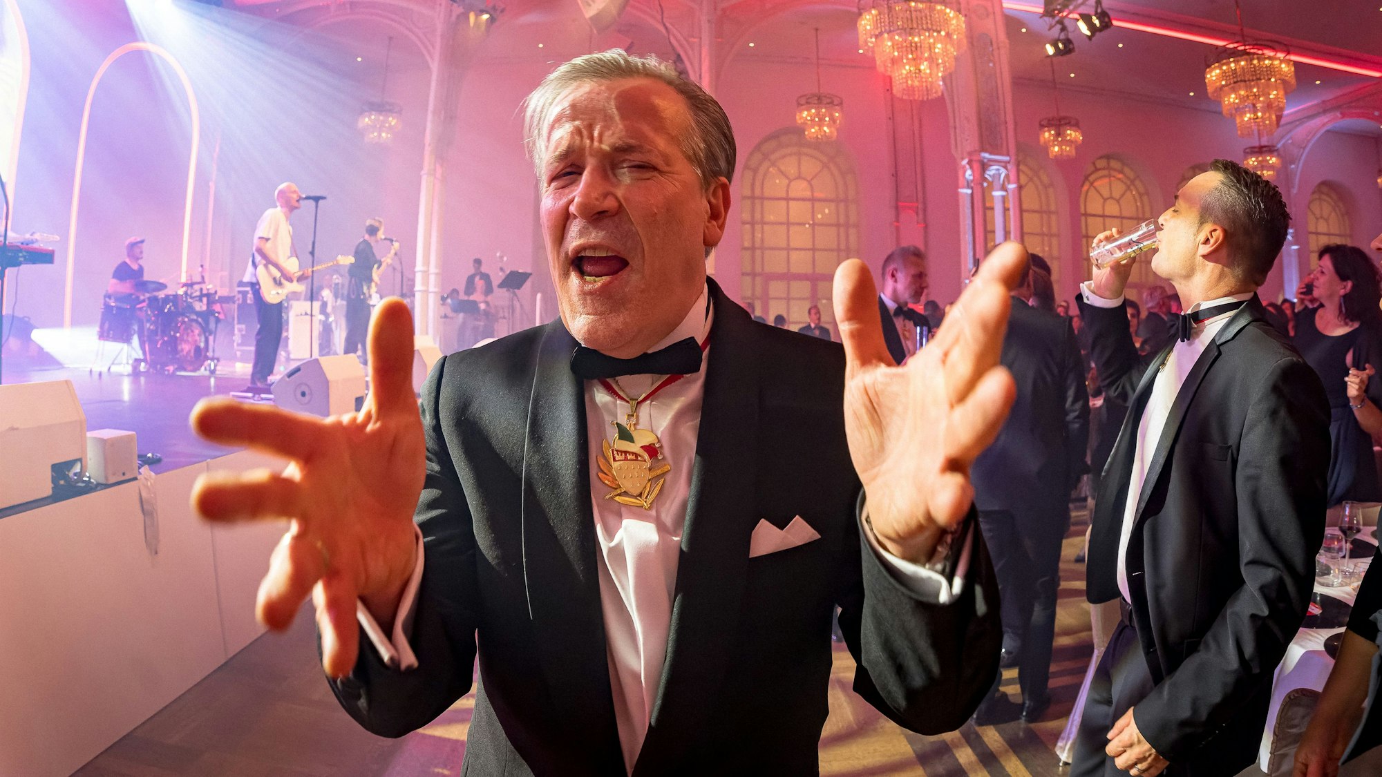 Ein ausgelassen feiernder Präsident des Festkomitees Kölner Karneval, Christoph Kuckelkorn, streckt beide Hände in Richtung der Kamera.