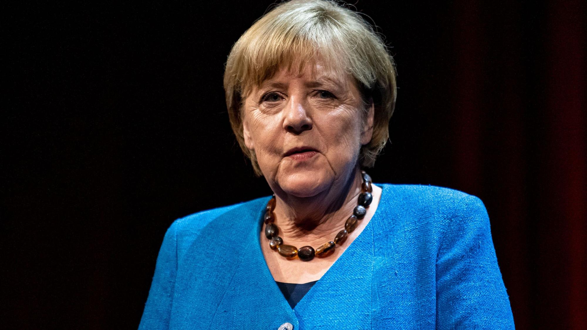 Berlin: Die ehemalige Bundeskanzlerin Angela Merkel (CDU) reagiert im Berliner Ensemble auf eine Frage des Journalisten und Autors Alexander Osang.