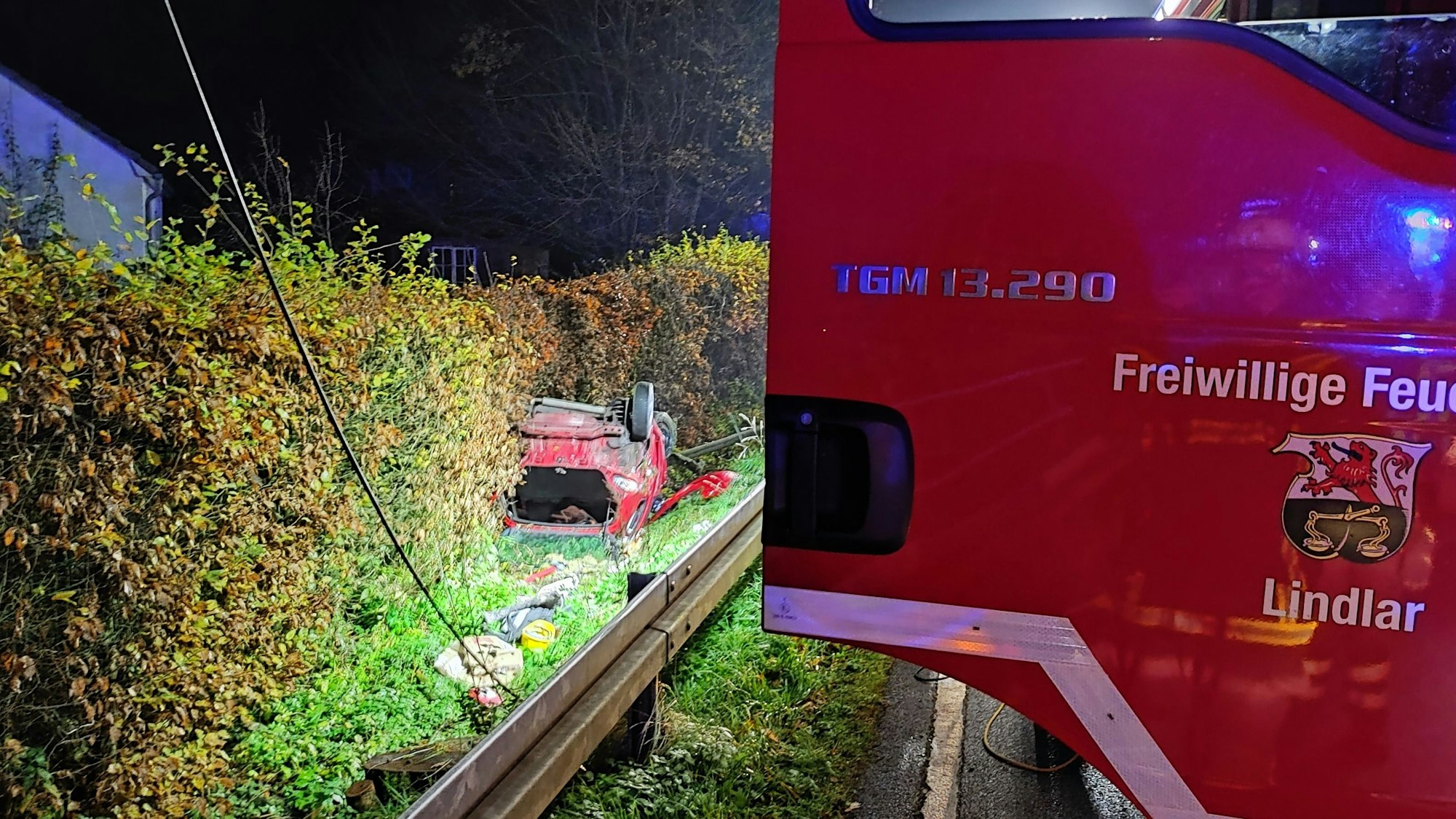Lindlar. Unfall auf der L 299 bei Heiligenhoven am Samstag, 26. November um 1.35 Uhr. Auto überschlug sich und blieb auf dem Dach liegen, die beiden Fahrzeuginsassen wurden schwer verletzt.