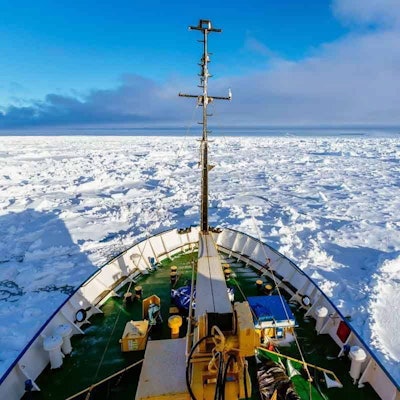 Ein in die Antarktis fahrenden Schiffes mit Touristen und Besatzungsmitgliedern an Bord.