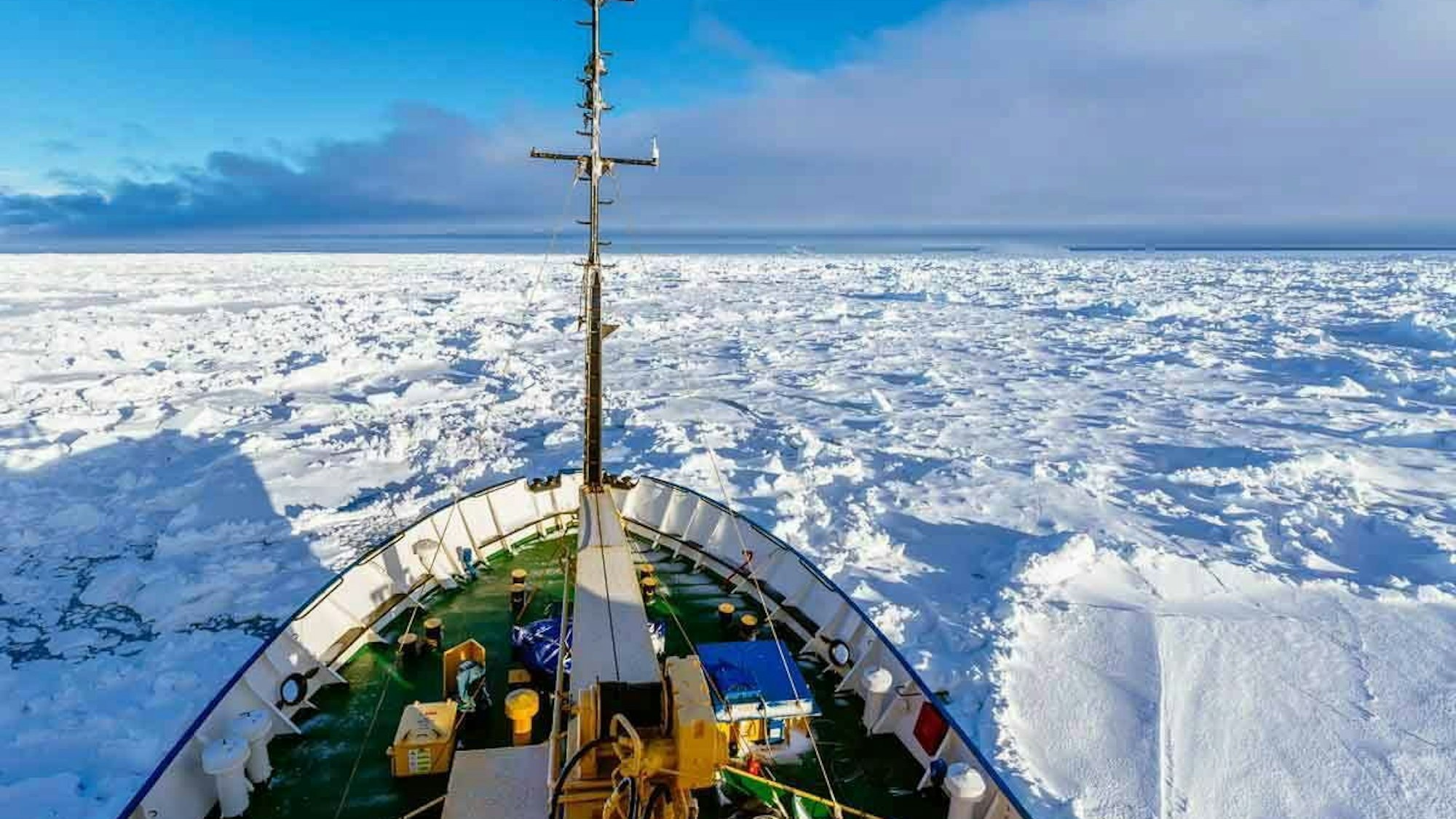 Ein in die Antarktis fahrenden Schiffes mit Touristen und Besatzungsmitgliedern an Bord.