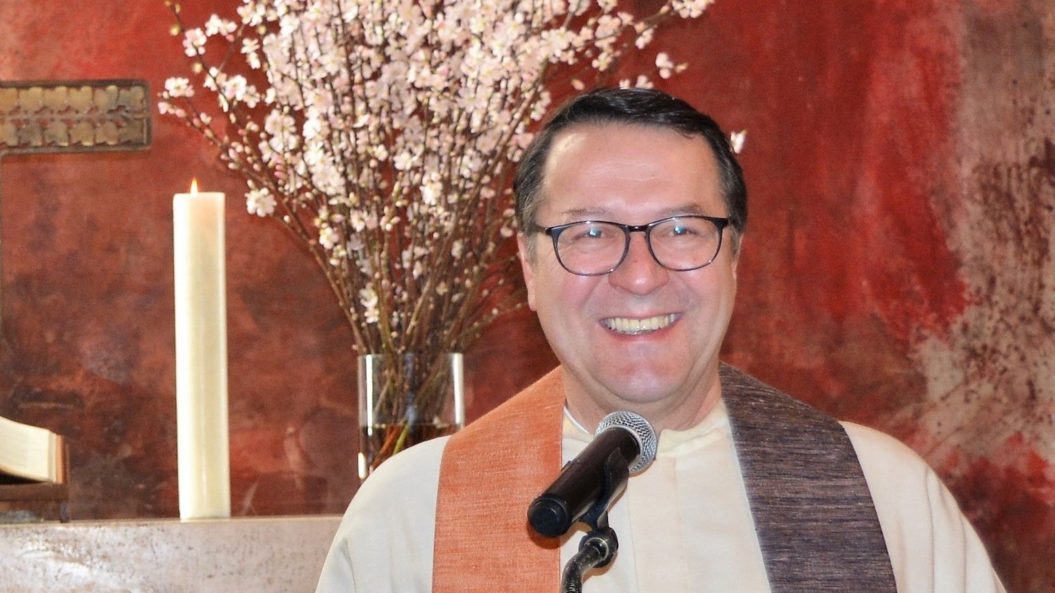 Pfarrer Hans Mörtter im Gottesdienst