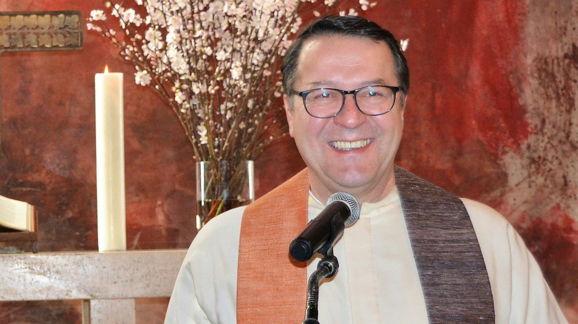 Pfarrer Hans Mörtter im Gottesdienst