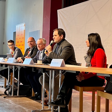 Christdemokraten auf dem Podium (von links): Joshua Kraski, Stefan Hebbel, Rüdiger Scholz, Nathanael Liminski, Serap Güler