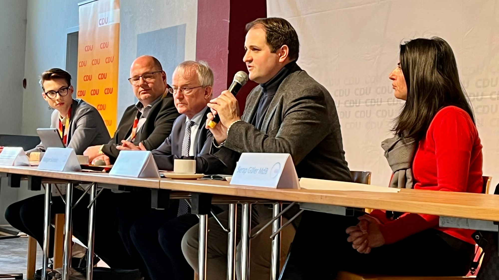 Christdemokraten auf dem Podium (von links): Joshua Kraski, Stefan Hebbel, Rüdiger Scholz, Nathanael Liminski, Serap Güler