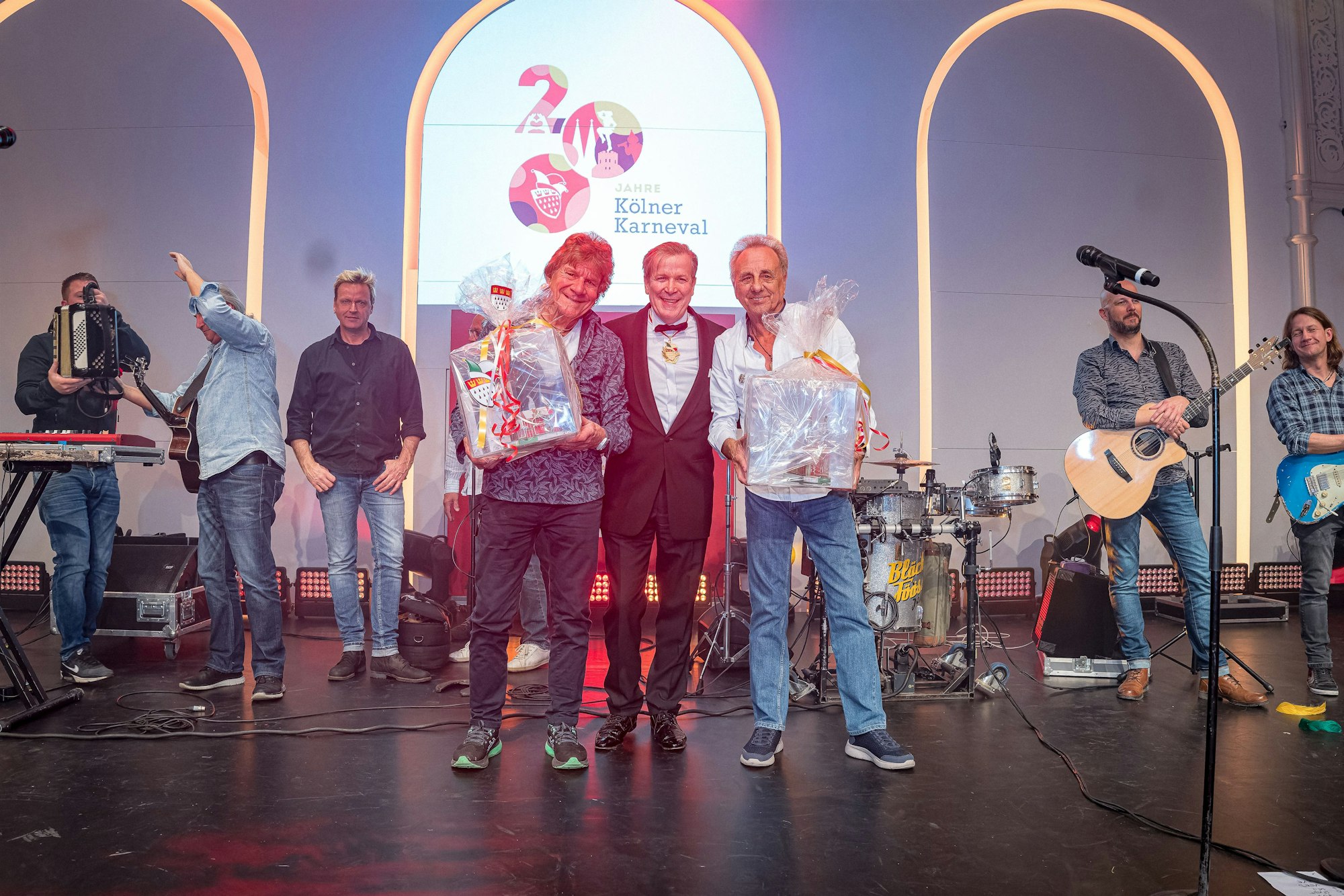 Festkomitee-Präsident Christoph Kuckelkorn (Mitte) verabschiedet die Band-Mitglieder „Bömmel“ Lückerath (links) und Erry Stoklosa.