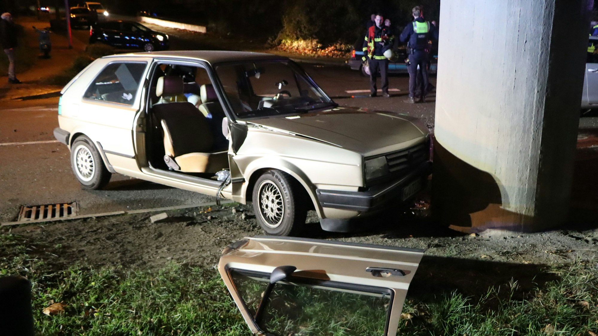 Ein Fahrzeug wurde gegen den Brückenpfeiler geschleudert.