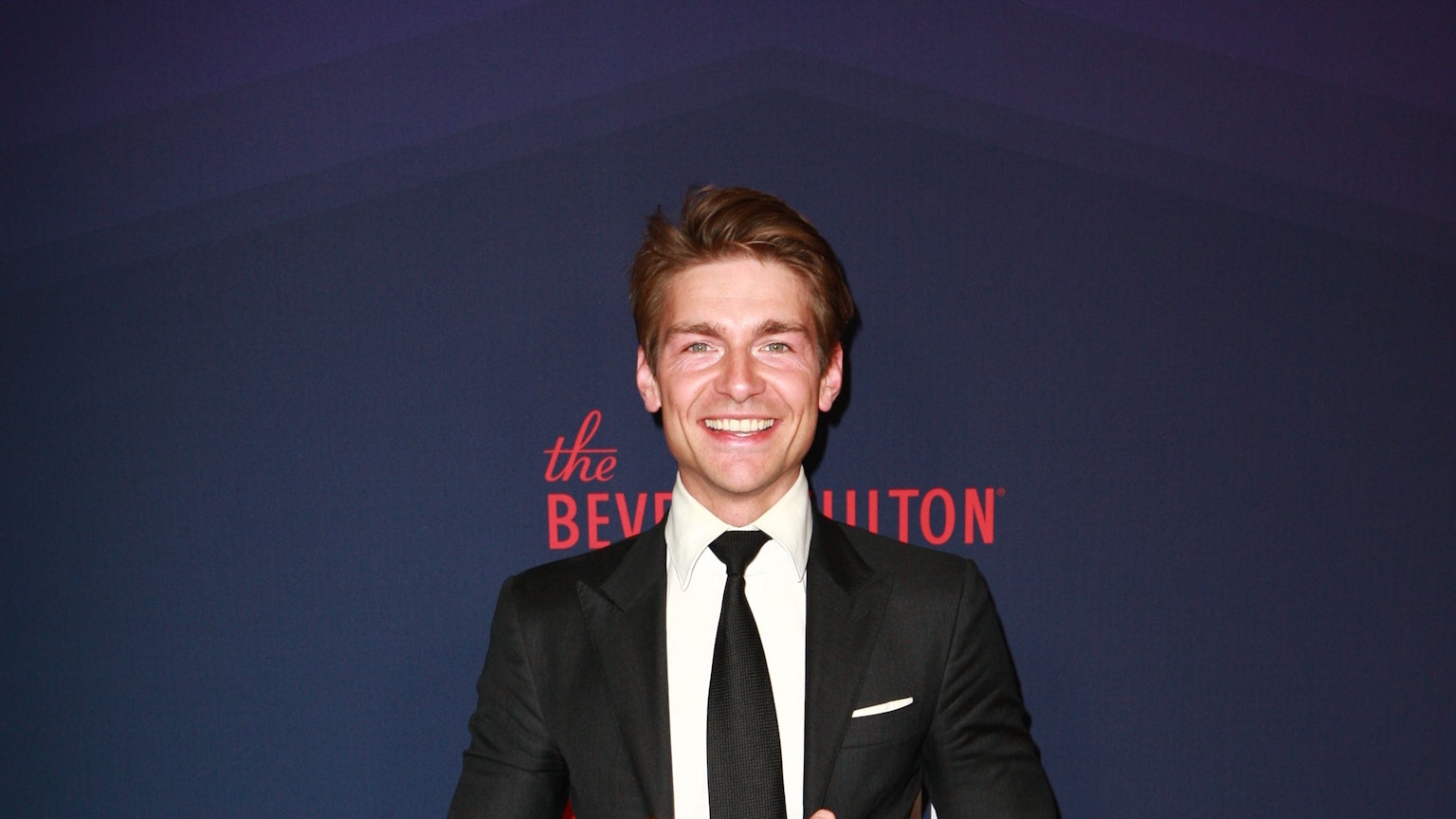 Jeremy Fragrance lacht in die Kamera.