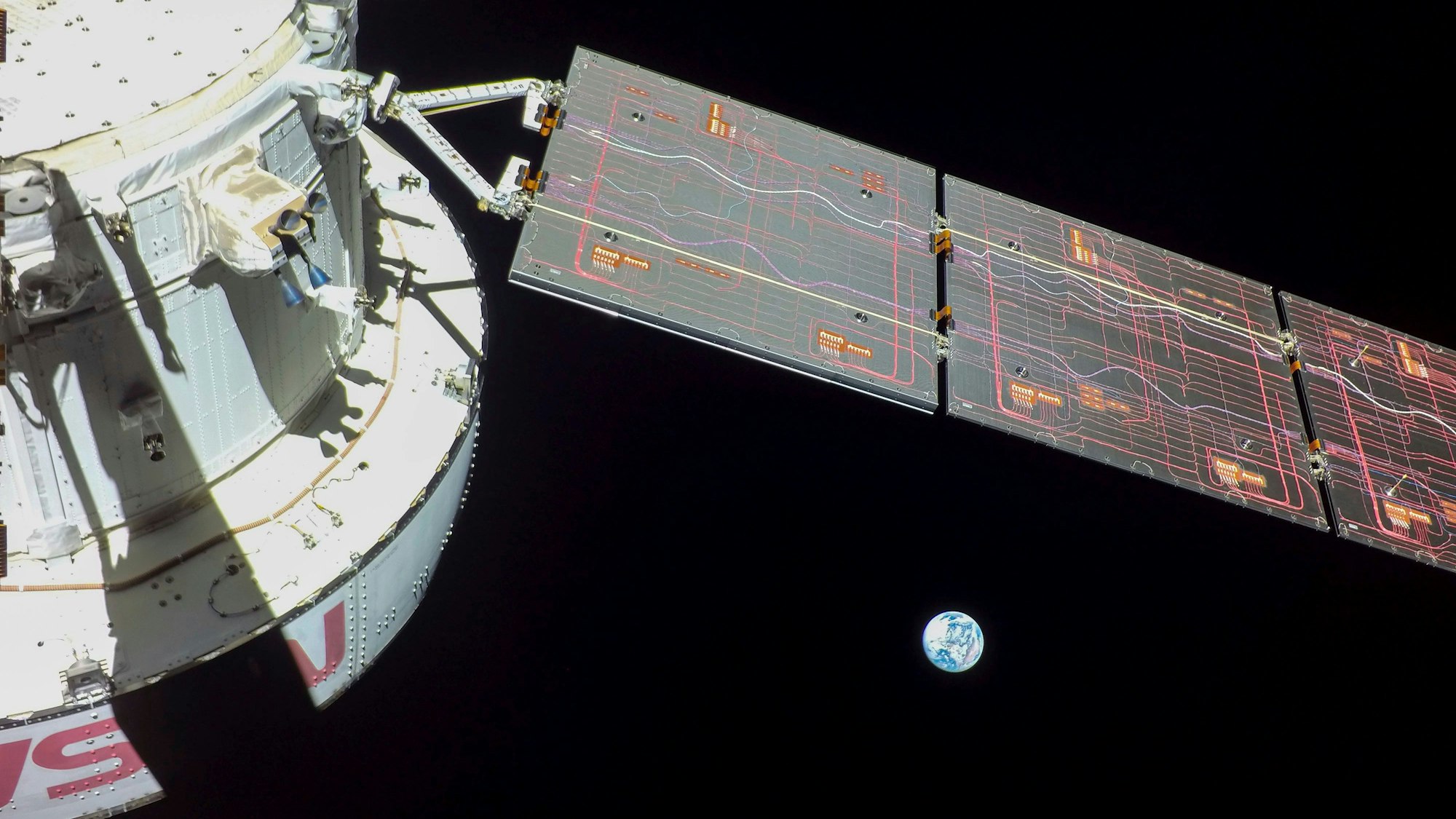 Dieses von der NASA zur Verfügung gestellte Bild zeigt einen Blick zurück auf die Erde am 9. Flugtag. Die Orion-Kapsel der NASA umkreist derzeit den Mond in einer Umlaufbahn, die sich über Zehntausende von Kilometern erstreckt. Die Kapsel und ihre drei Testpuppen sind am Freitag, dem 25. November 2022, mehr als eine Woche nach dem Testflug, in diese weit entfernte Umlaufbahn eingetreten.