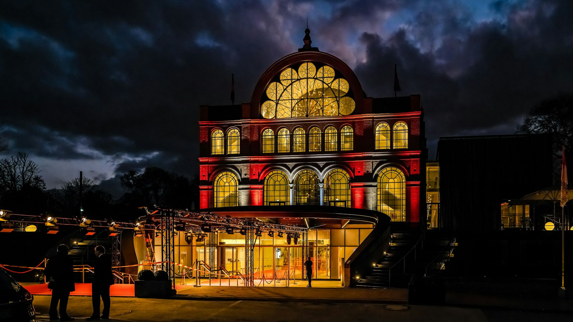 Die beleuchtete Flora am Freitagabend.