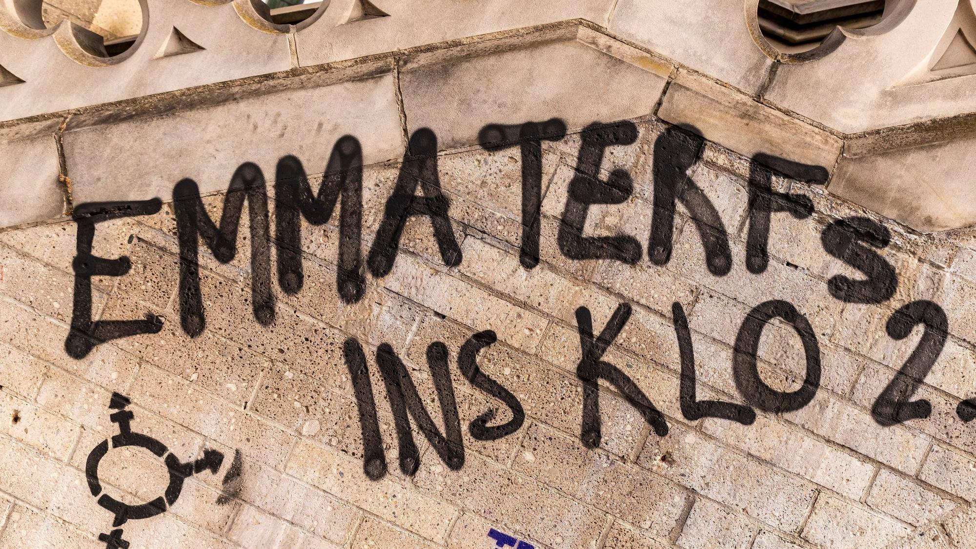 Schmierereien am Bayenturm im Rheinauhafen gegen die Emma-Redaktion.