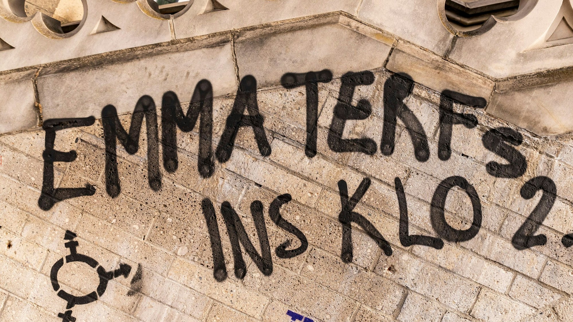 Schmierereien am Bayenturm im Rheinauhafen gegen die Emma-Redaktion.