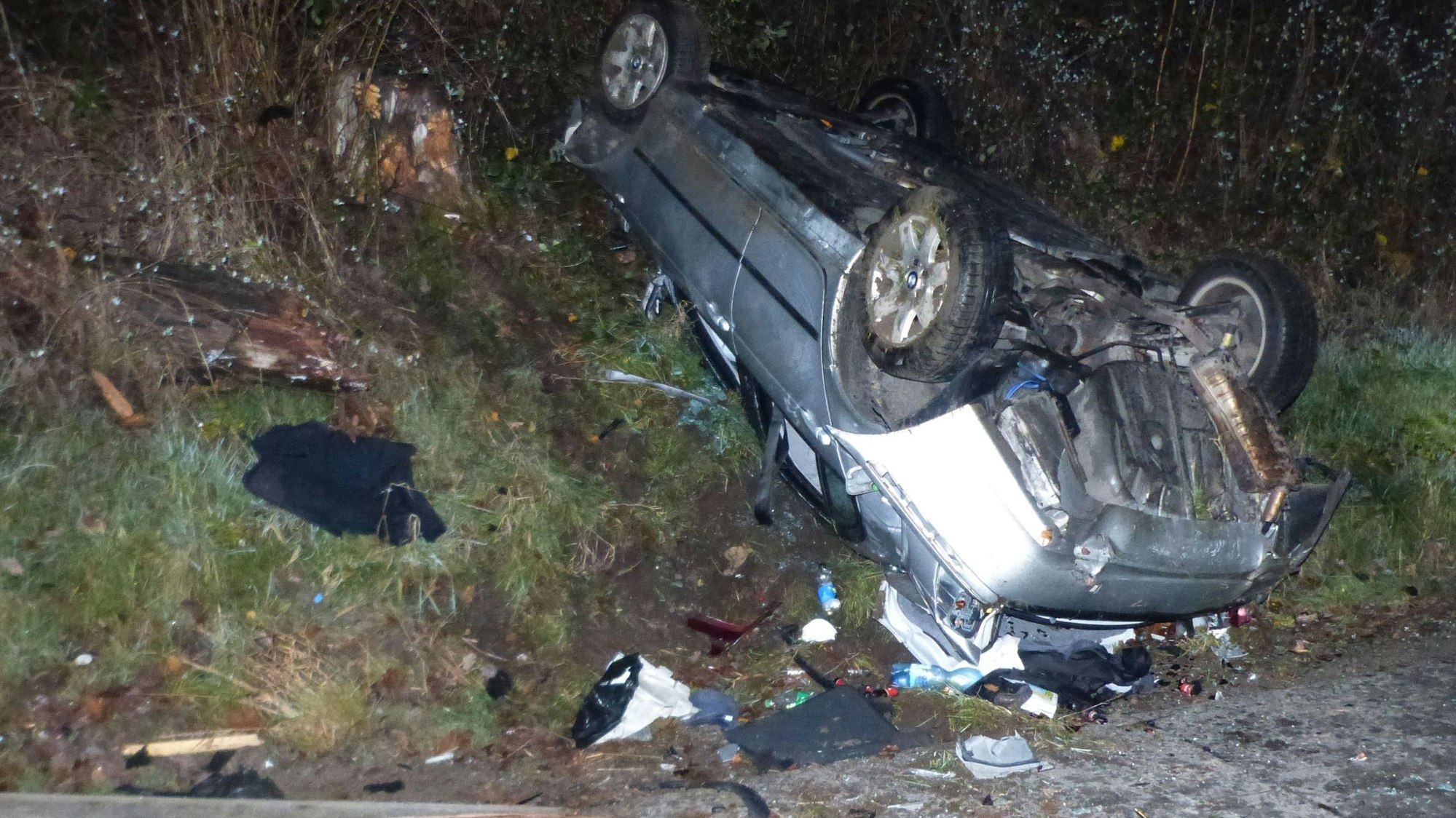 Das Auto landete auf dem Dach. Die beiden Insassen flüchteten zu Fuß.