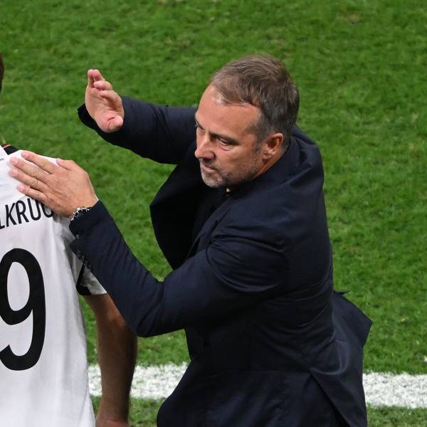 Trainer Hans-Dieter Flick klopft Deutschlands Torschützen Niclas Füllkrug nach dem Spiel auf die Schulter.
