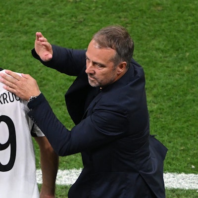 Trainer Hans-Dieter Flick klopft Deutschlands Torschützen Niclas Füllkrug nach dem Spiel auf die Schulter.