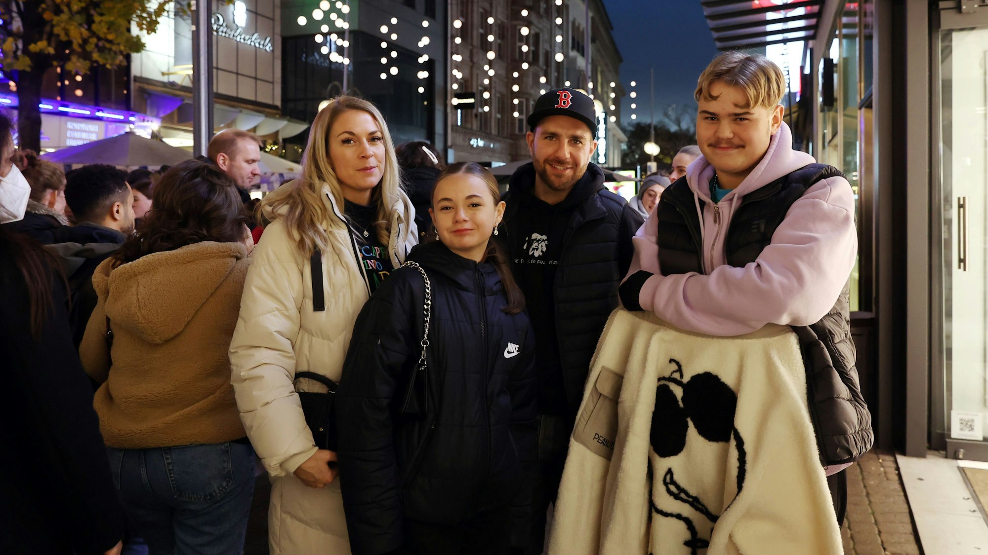 Kathi, Mia, Frank und Noah in der Kölner Innenstadt.
