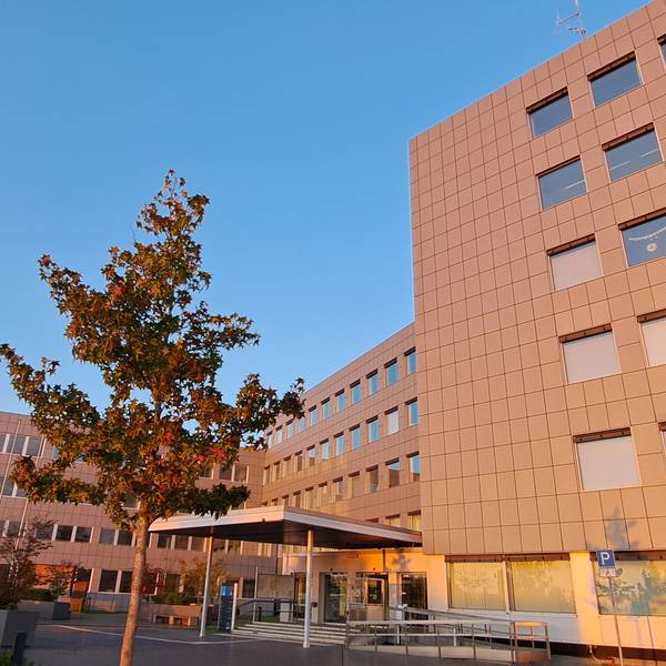 Das Gebäude der Kreisverwaltung in Bergisch Gladbach im Abendlicht. Die Behörde steht in der Kritik der Kommunen des Rheinisch-Bergischen Kreis.