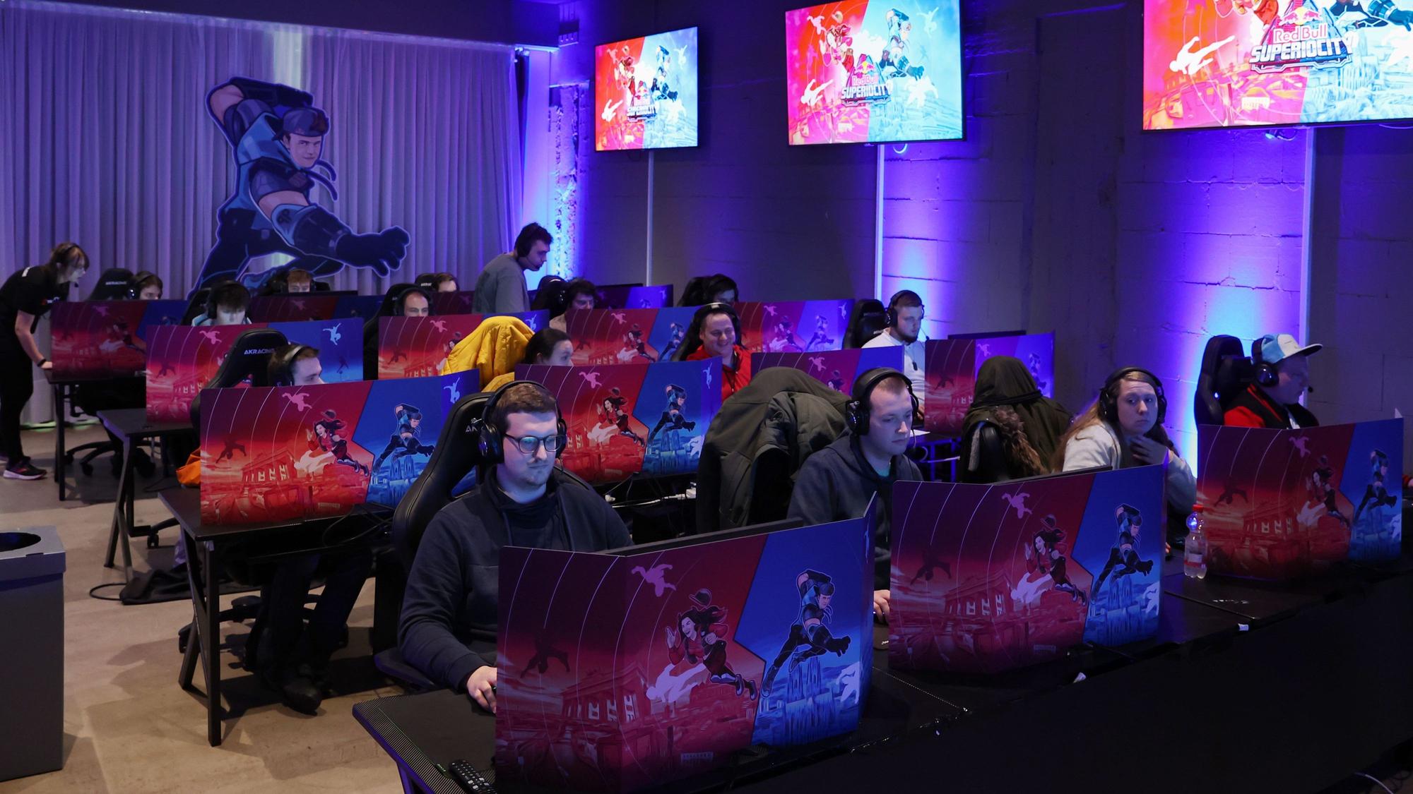 Das Bild zeigt Spieler des Kölner Teams, die im Xperion an PCs sitzen.