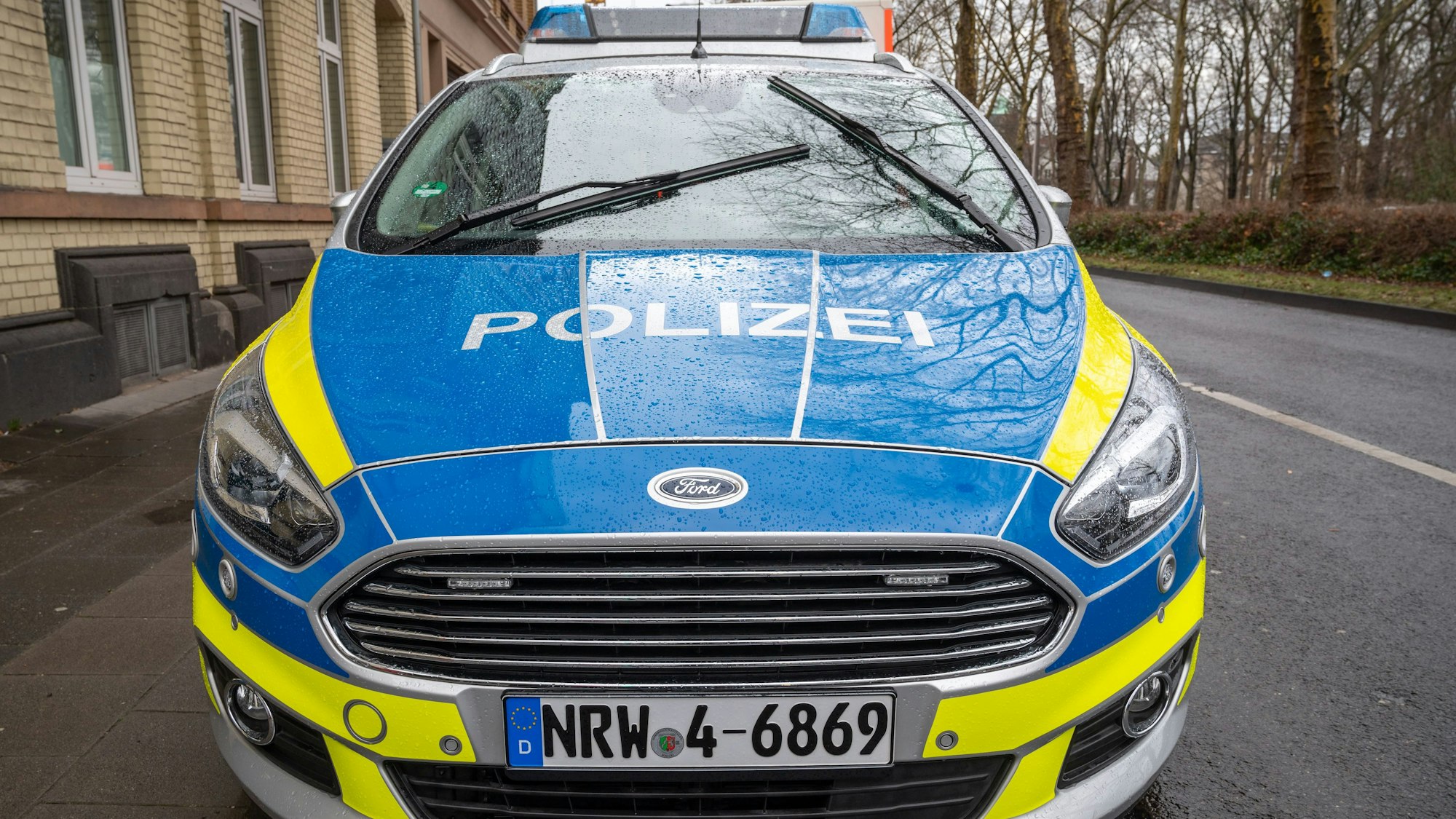 15.02.2021, Köln: Ein Einsatzfahrzeug der Kölner Polizei (Symbolbild)