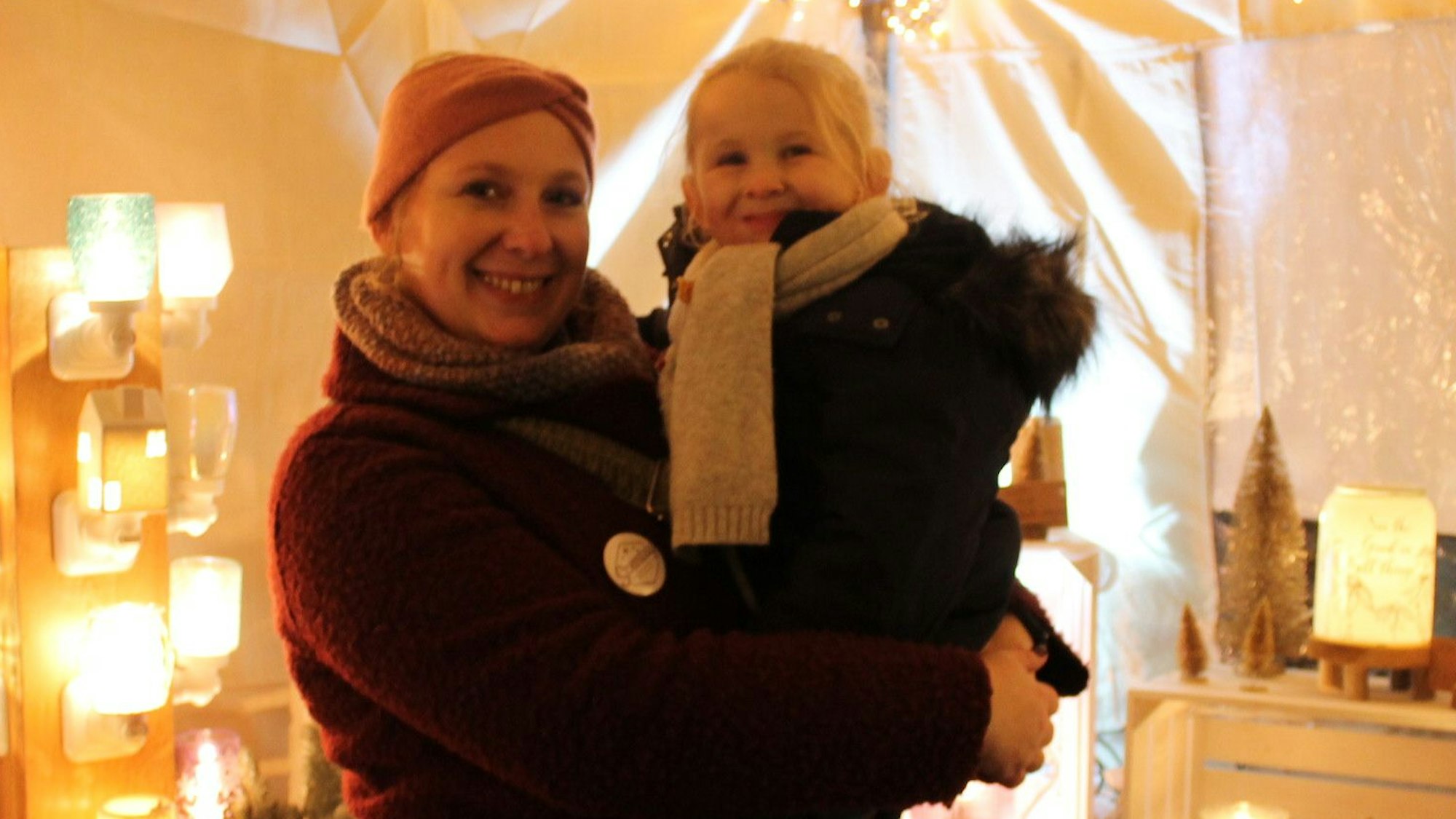 Parfümhändlerin Kerstin Becker mit ihrem Kind auf dem Arm