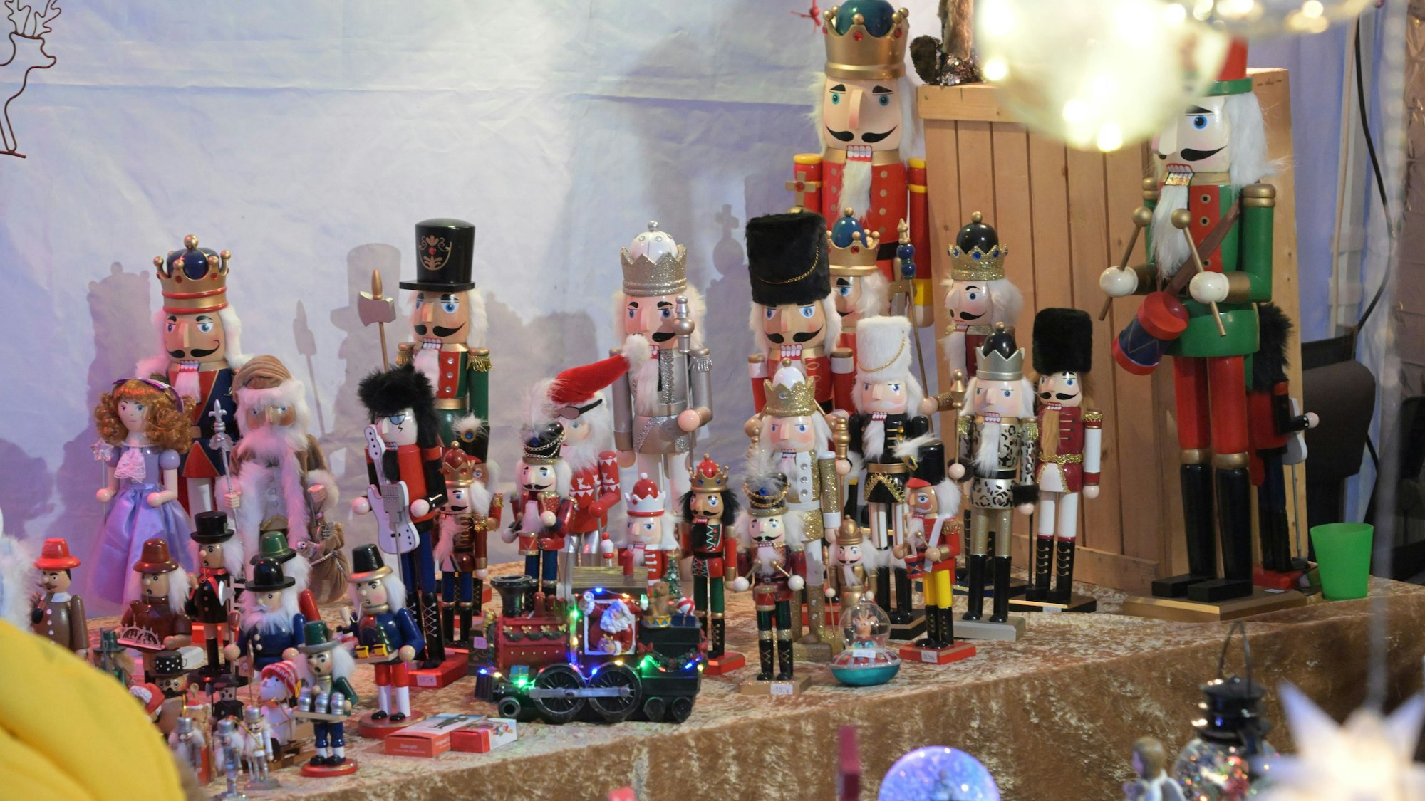 Ein Tisch mit zahlreichen Nussknackern auf dem Weihnachtsmarkt an Schloss Eulenbroich in Rösrath.