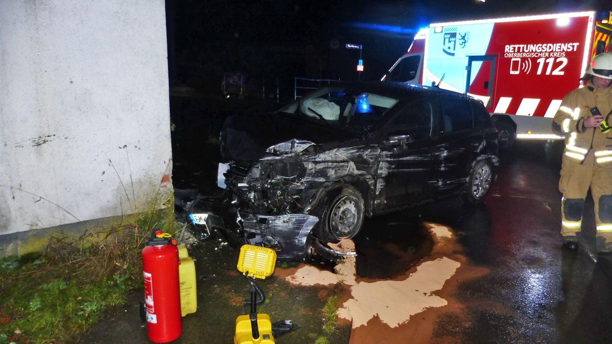 Auf regennasser Fahrbahn die Kontrolle verloren und gegen eine Hauswand geprallt.