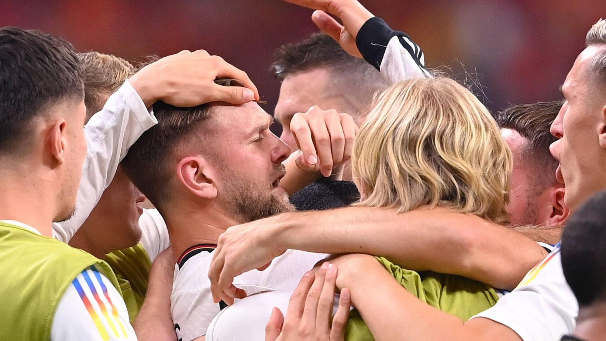 Niclas Fuellkrug von seinen Mitspielern umjubelt