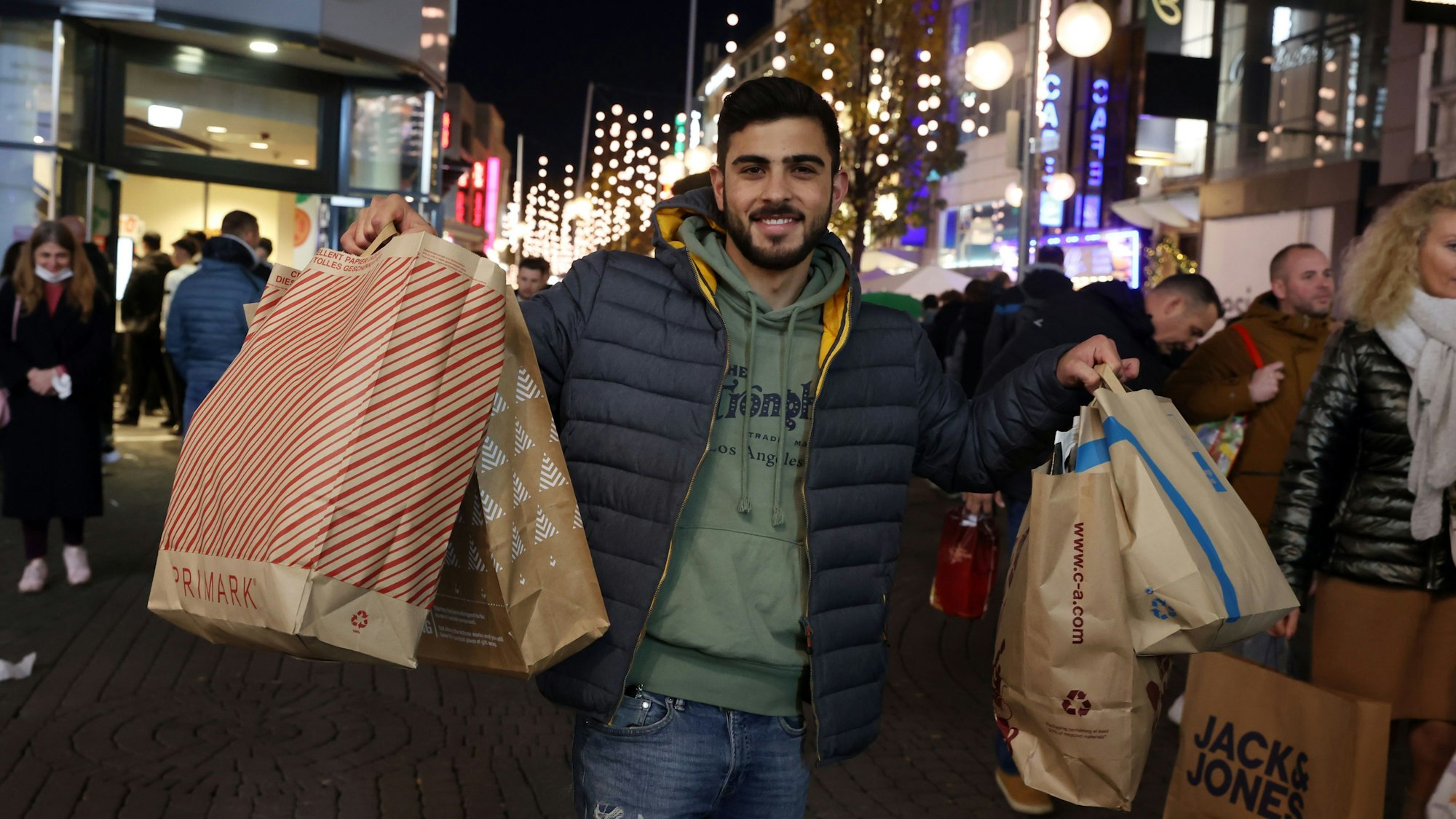 Ein junger Mann, der zufrieden ist mit seiner Ausbeute.