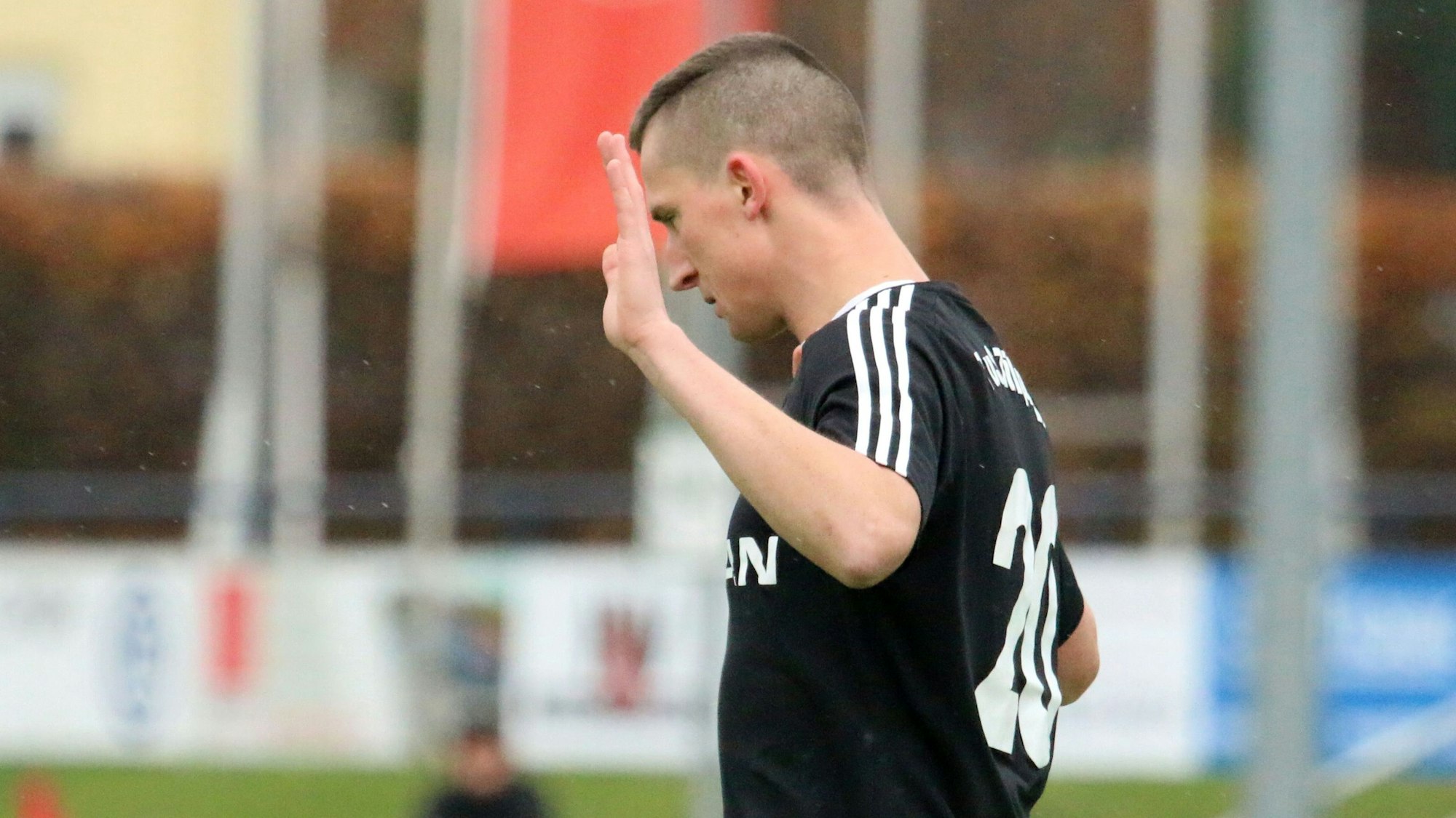 Der Zülpicher Spieler Tom Lengersdorf hebt nach einem seiner Tore entschuldigend die Arme.
