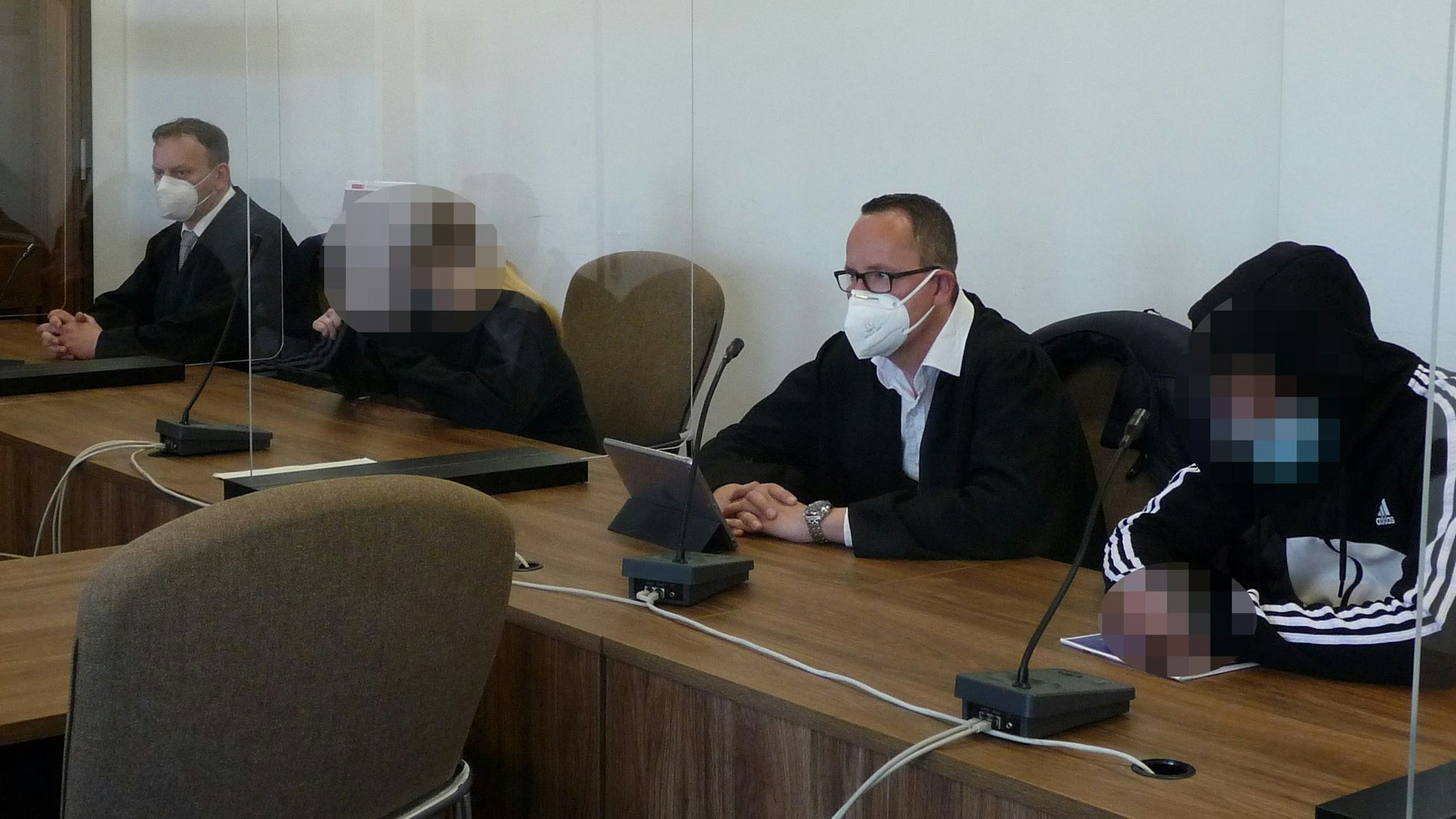 Die Strafverteidiger Markus Gebhardt (l.) und Marius Meurer (2.v.r.) mit den Angeklagten aus Bergheim.