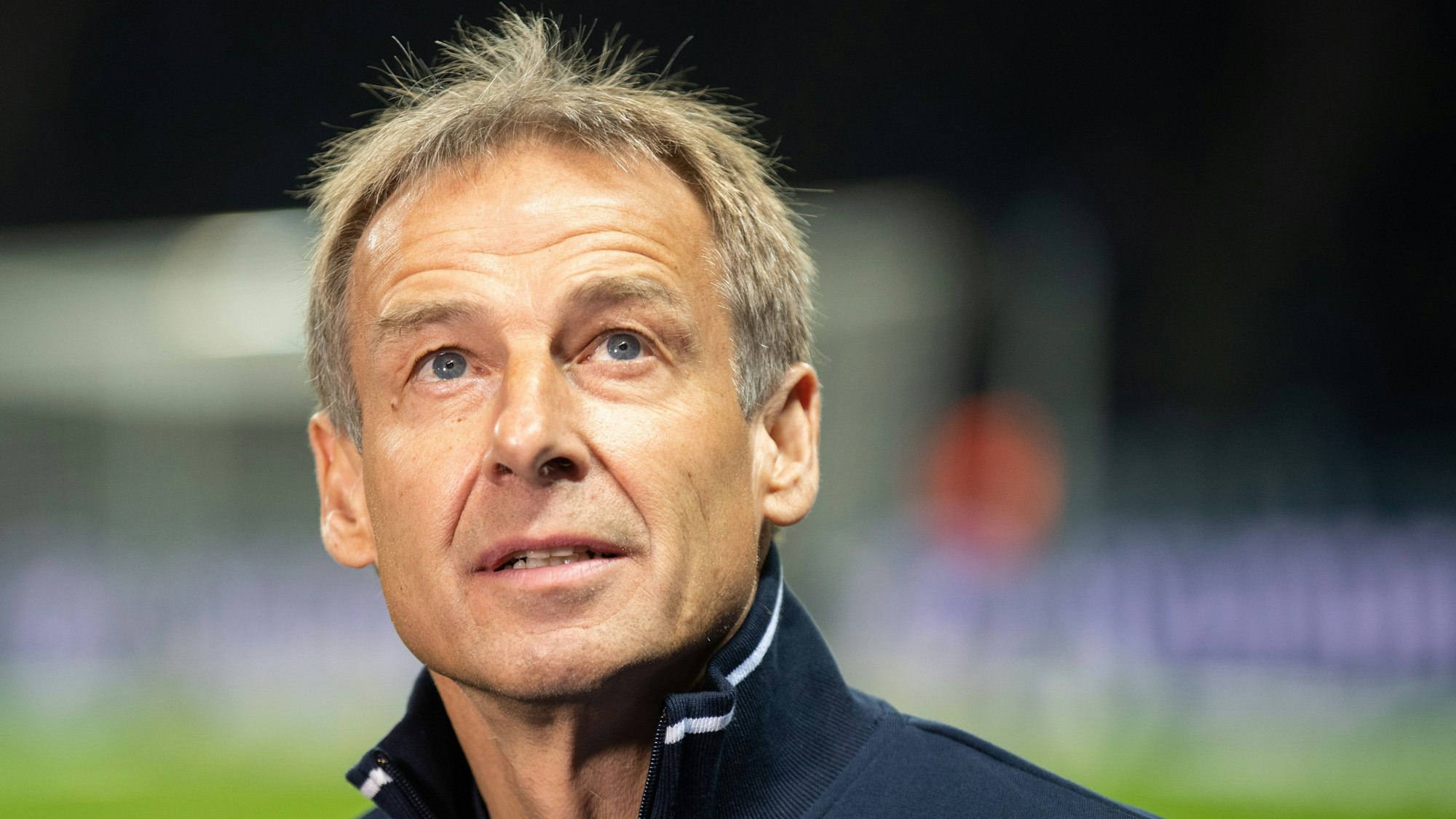 Eine Nahaufnahme vom früheren Bundestrainer Jürgen Klinsmann. Er blickt nach oben. Das Foto wurde während seiner Zeit als Trainer bei Hertha BSC aufgenommen.