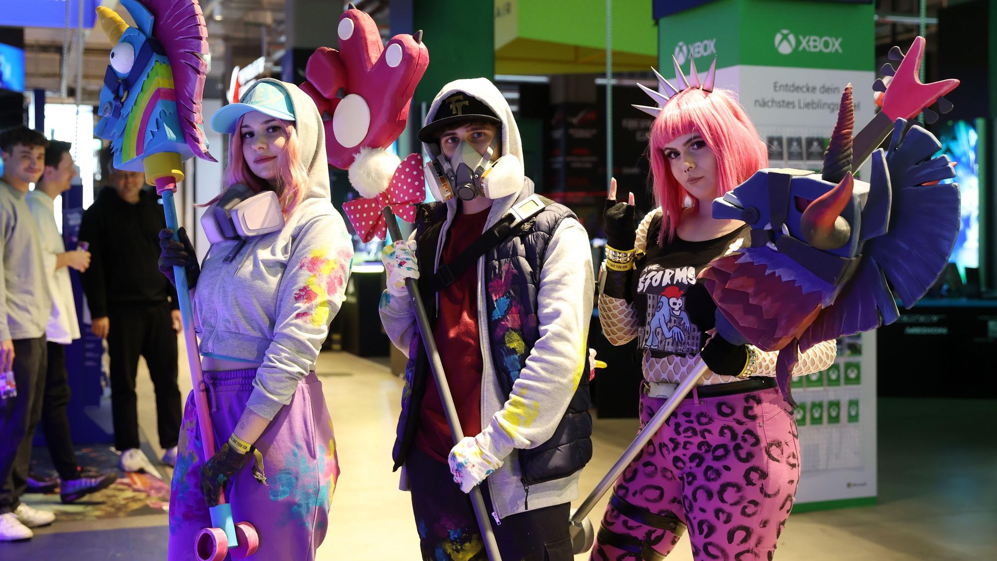 Das Bild zeigt drei Fans, die als Fortnite-Figuren verkleidet sind: Alina Müller als Teknique, Daniel Föll als Abstract und Annika Heinrichs als Powercord.