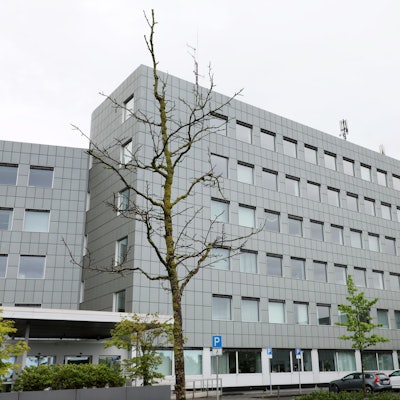 Das Bergisch Gladbacher Kreishaus bei bewölktem Himmel.
