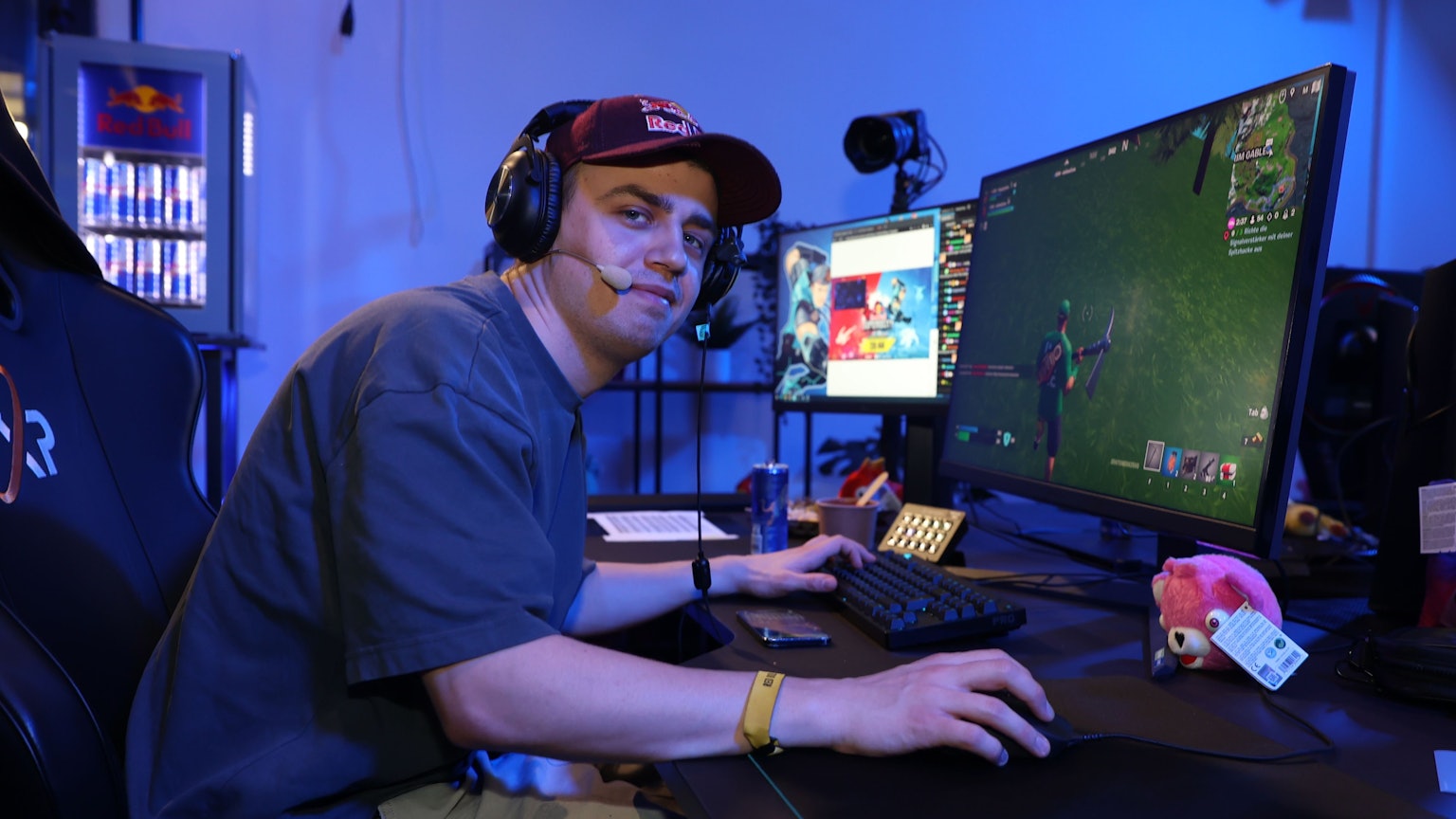 Das Bild zeigt Kevin Teller, alias Papaplatte vor einem Computer.