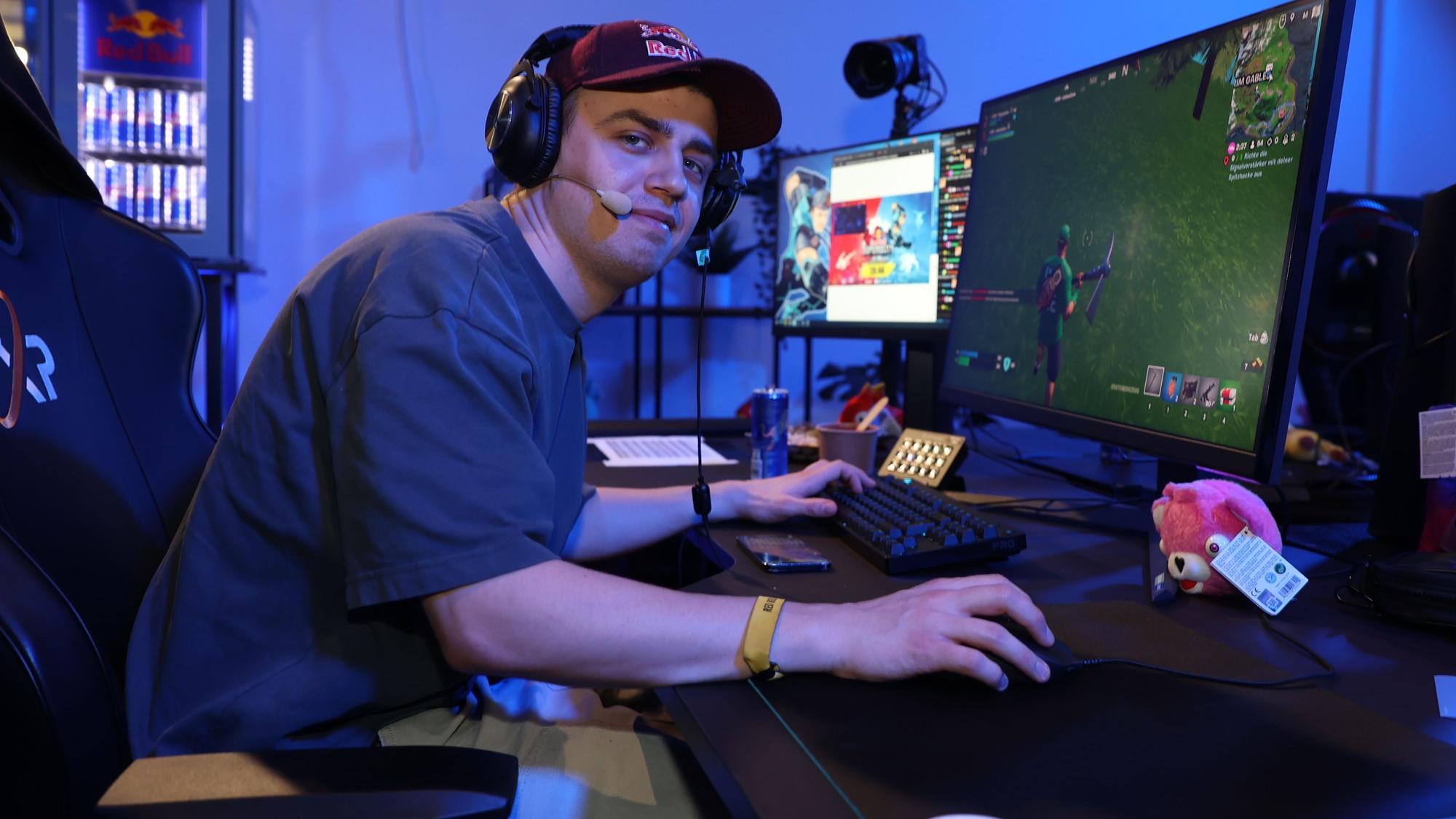 Das Bild zeigt Kevin Teller, alias Papaplatte vor einem Computer.