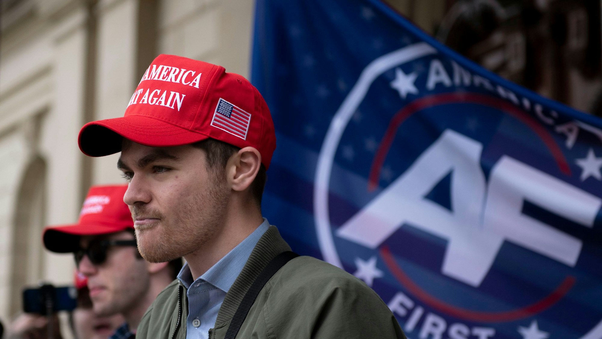 Nick Fuentes, ein rechtsextremer Aktivist, hält eine Kundgebung vor dem Lansing Capitol in Lansing ab.