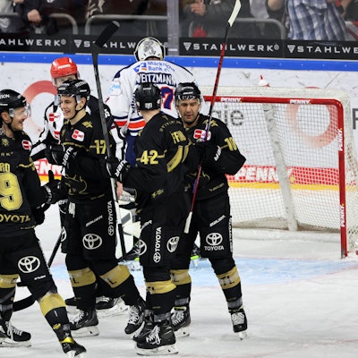 Jubel um den Torschützen zum 2:0: Landon Ferraro