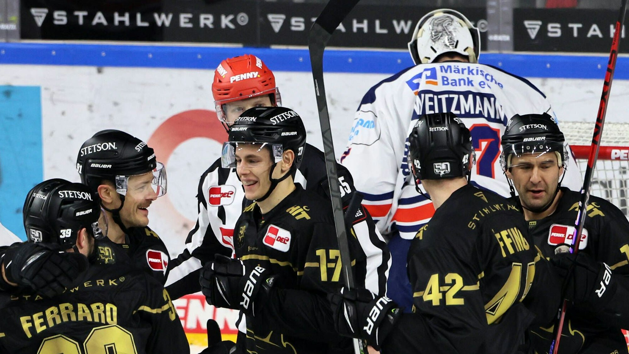 Jubel um den Torschützen zum 2:0: Landon Ferraro