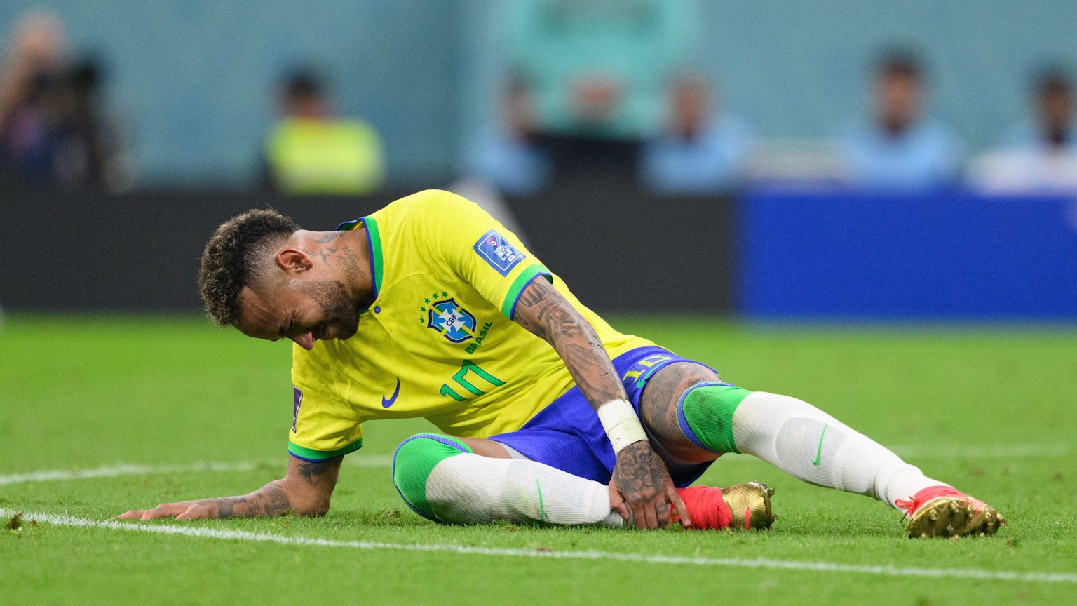 Neymar liegt verletzt am Boden