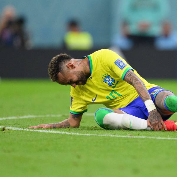 Neymar liegt verletzt am Boden