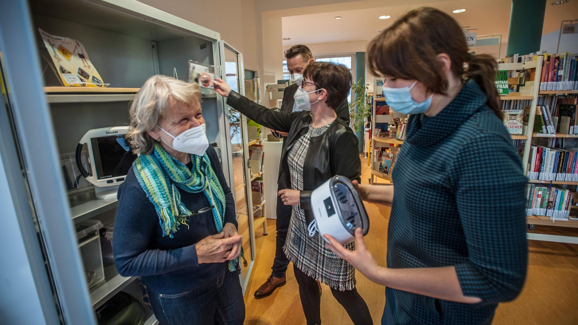 Leiterin Yulia Farbischewski mit Eva Scholand; Dirk Runge und Elke Reichert