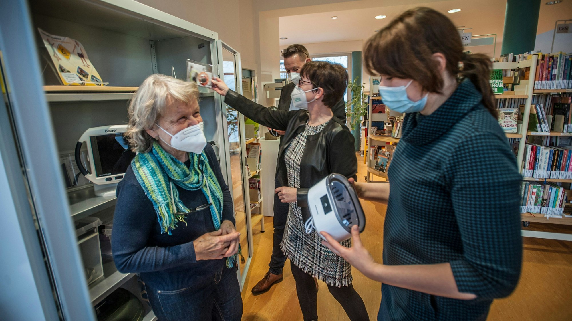 Leiterin Yulia Farbischewski mit Eva Scholand; Dirk Runge und Elke Reichert