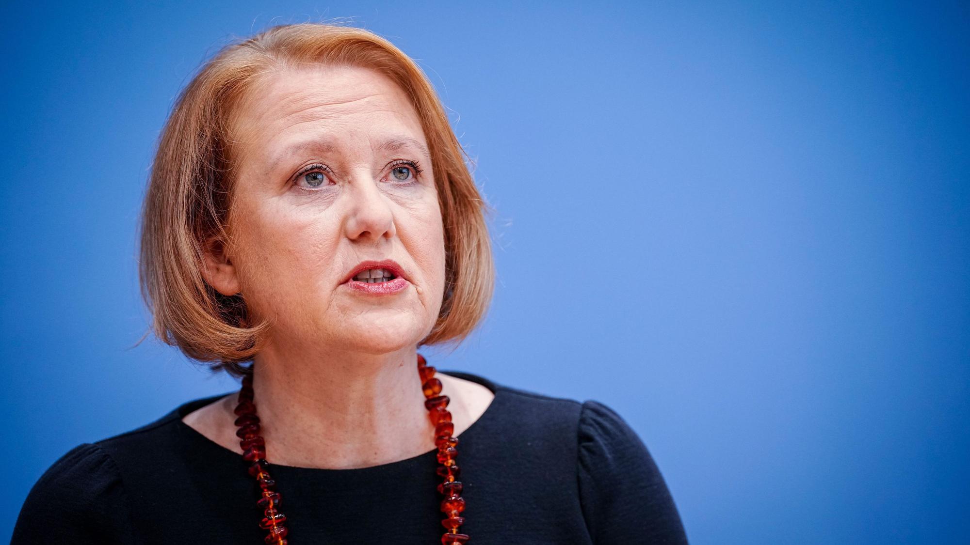 Lisa Paus bei einer Pressekonferenz. Sie redet und schaut an der Kamera vorbei.