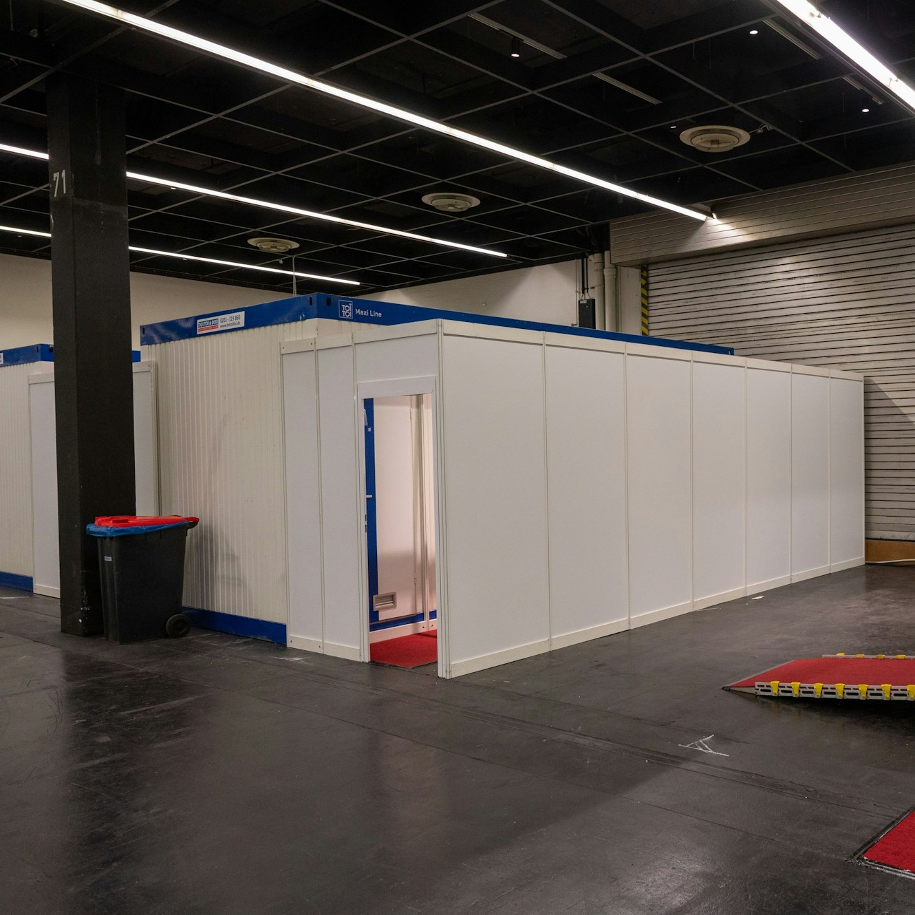 Zwei eingerichtete Wohncontainer in der Halle 3 der Köln-Messe.