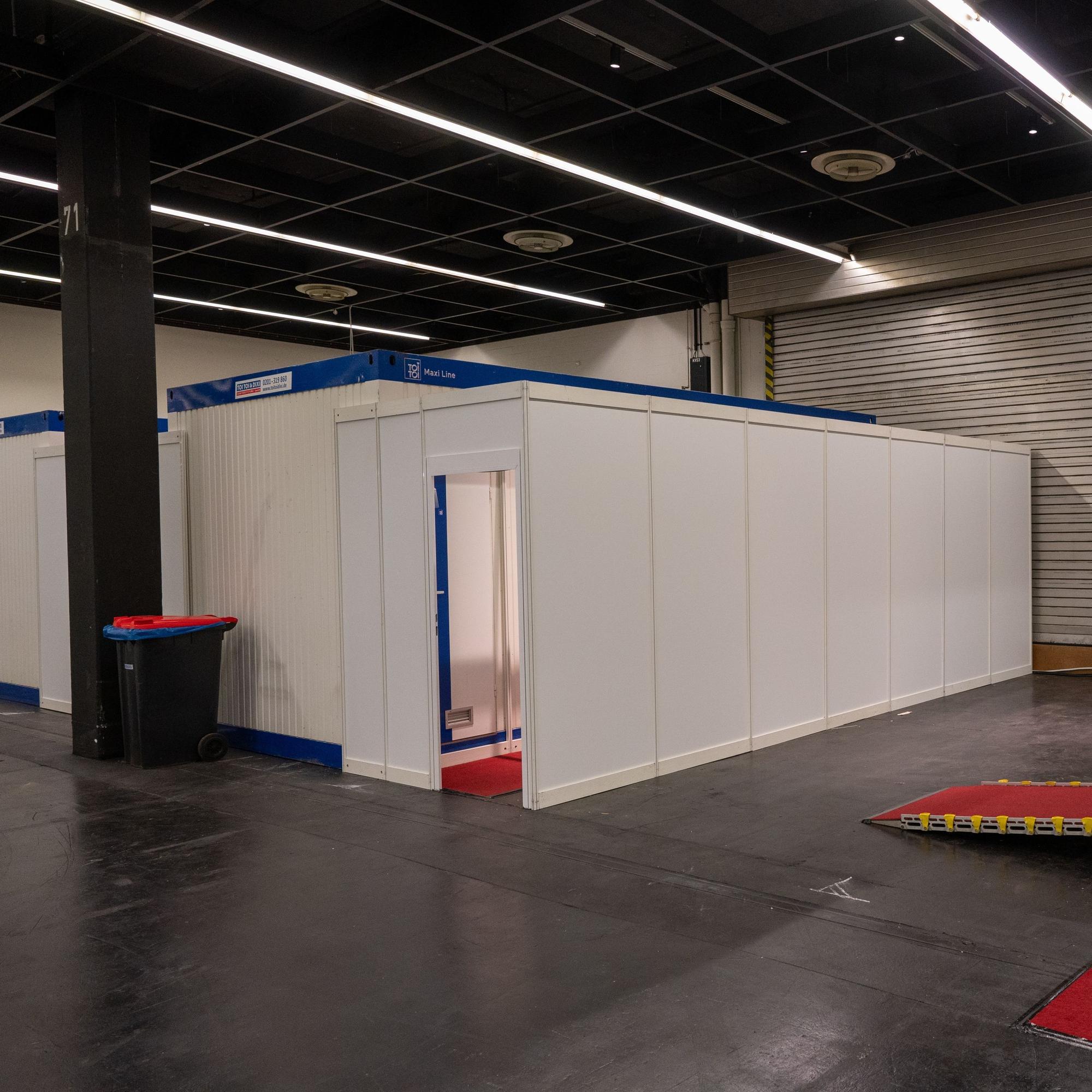 Zwei eingerichtete Wohncontainer in der Halle 3 der Köln-Messe.