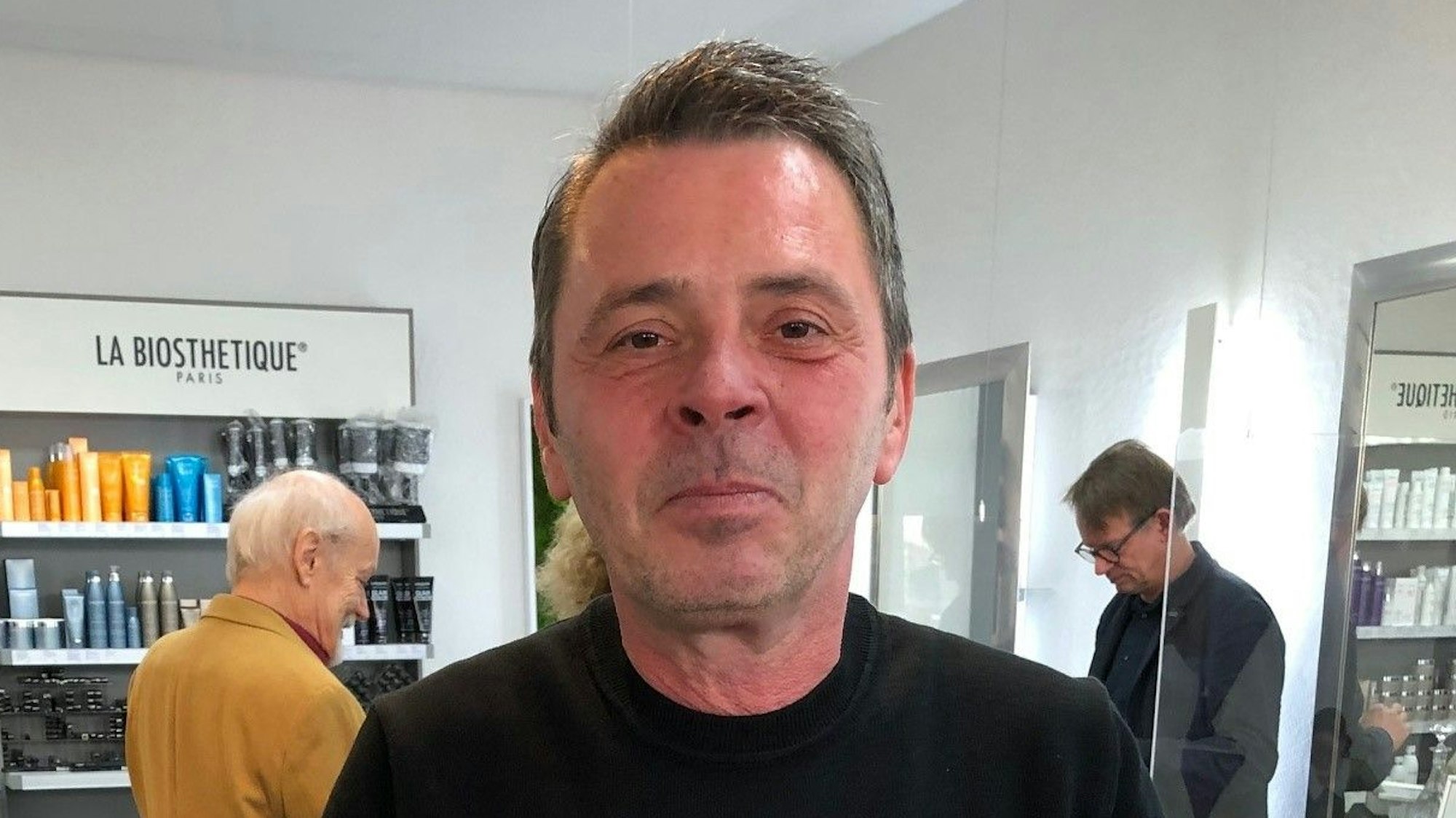 Friseurmeister Ralph Schwalbach steht in seinem Salon.