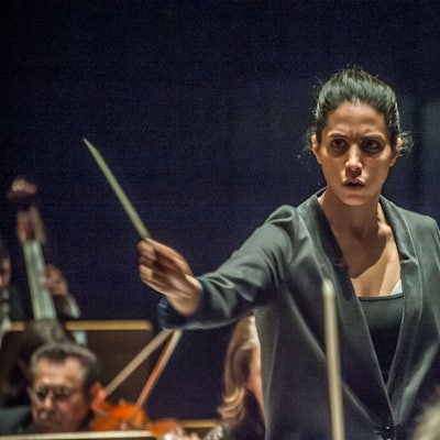 Dirigentin Bar Avni in Aktion