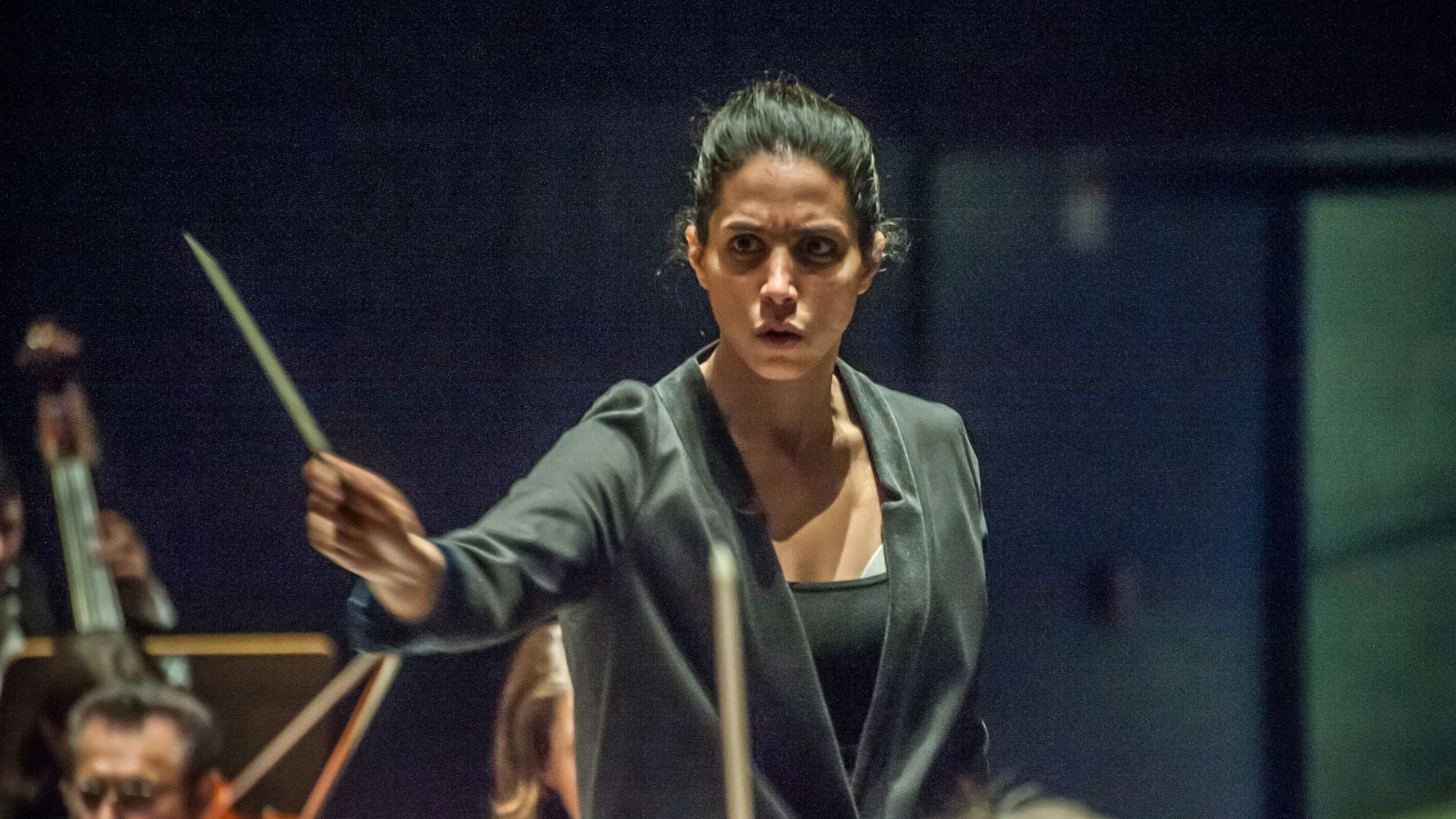 Dirigentin Bar Avni leitet die Mitglieder der Bayer-Philharmoniker.